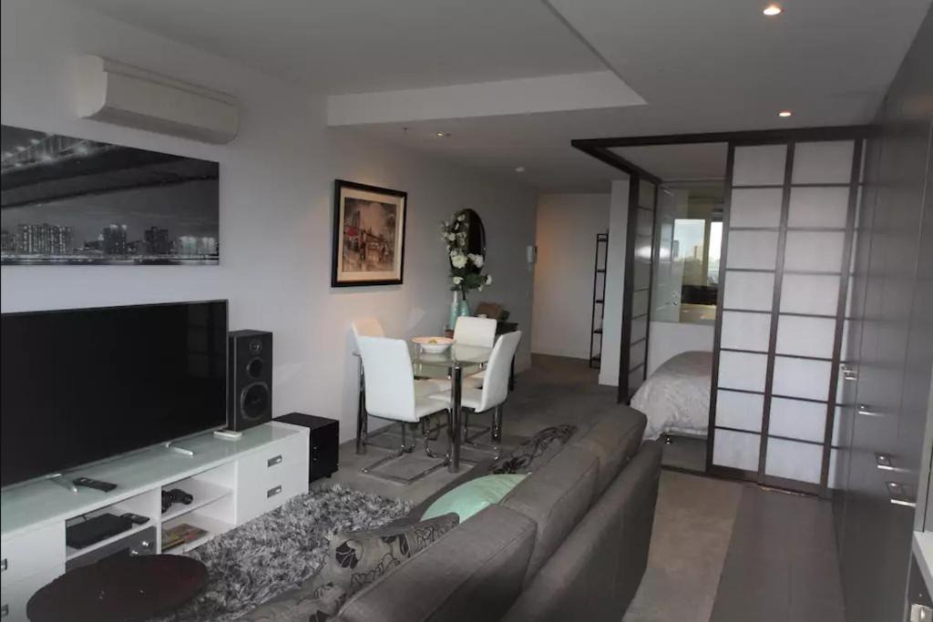 South Yarra Apartment | Luxurious with city views, free parking on premises & Wi Fi
