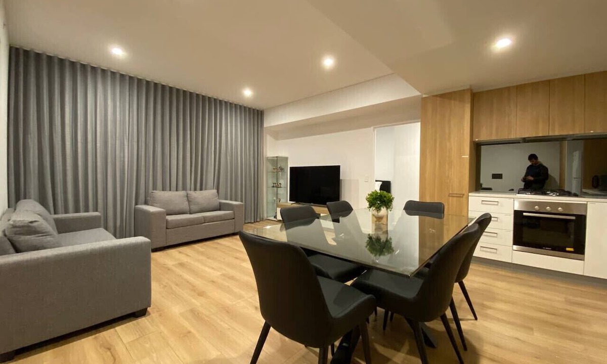Adelaide Central Business District Apartment | Luxury 3 BR Apt with Pool-Gym-Sauna-Steam Room