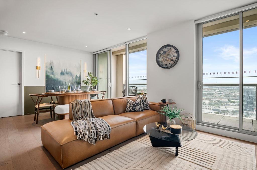 Docklands Apartment | Luxury 3BR Sub Penthouse with Parking, Pool and Gym