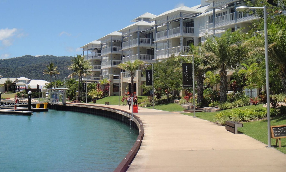 Airlie Beach Apartment | Luxury apartment in front of the marina