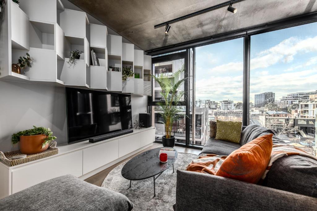 Melbourne Central Business District Apartment | Luxury City Edge Living - Pool and Free Parking