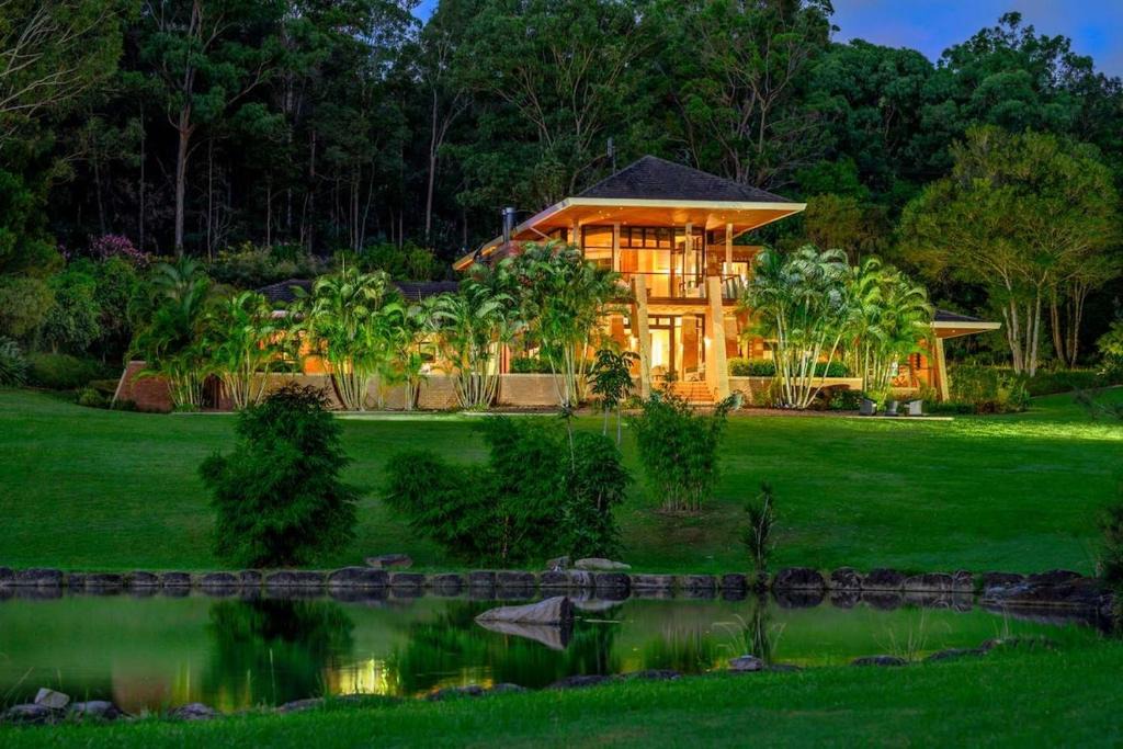 Gold Coast City Villa | Luxury Gold Coast Mountain View Villa with pool