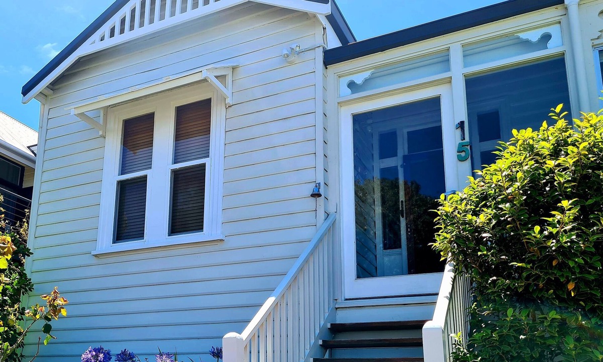 Albany Cottage | Luxury Heritage Cottage with Harbour Views in Albany