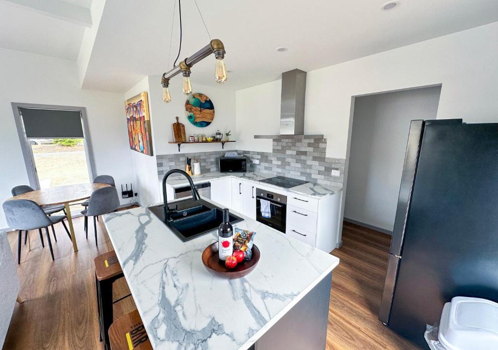 Mallacoota Apartment | Luxury Holiday Unit 8min walk to Town Center with Boat Parking