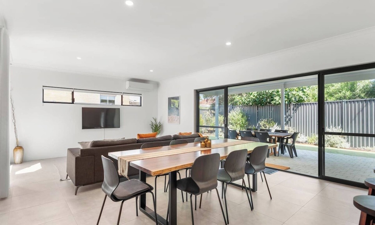 Coolbellup House | Luxury Oasis- Modern coastal escape near Fremantle
