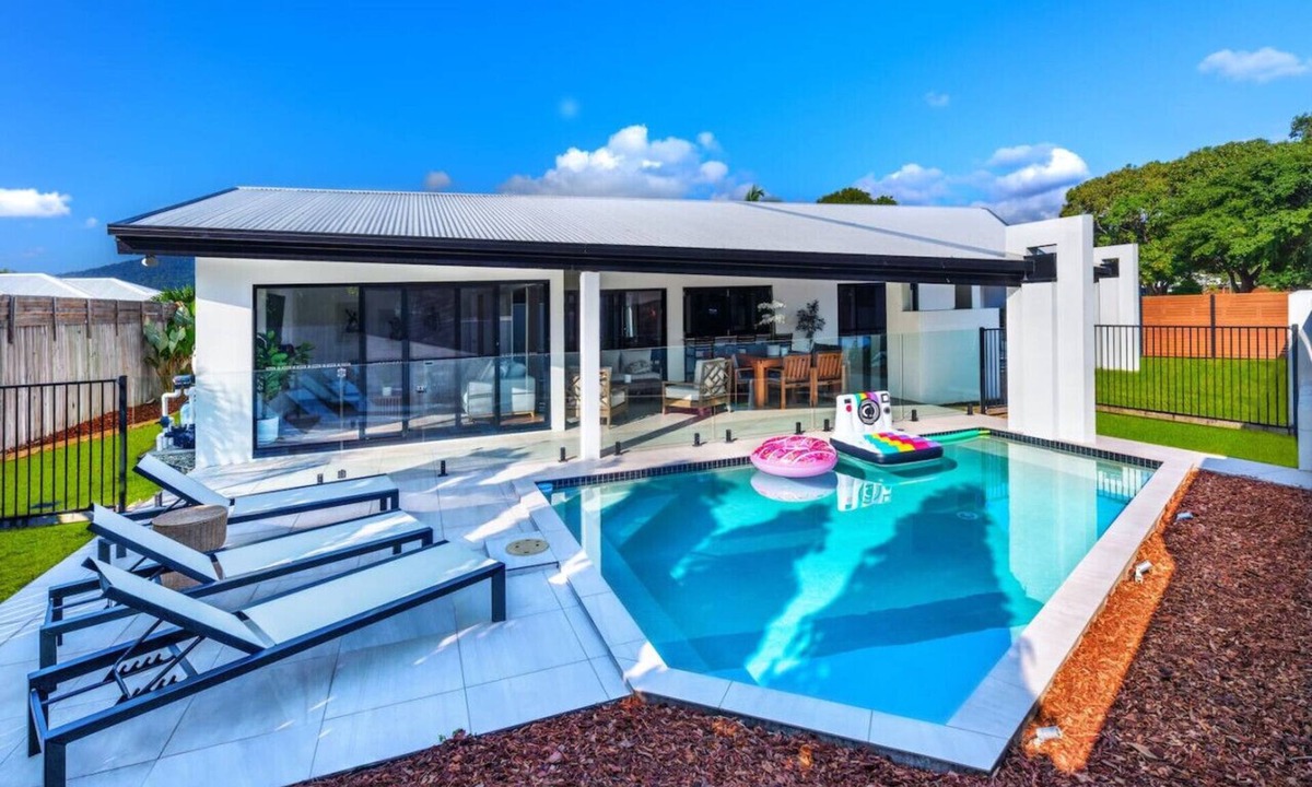 Trinity Park House | Luxury Sunny Oasis: Pool, SUV Hire, Near Marina