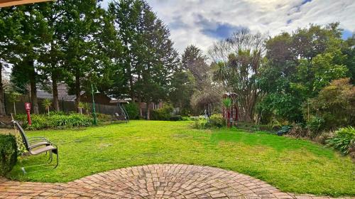 Warrandyte House | Maggie's Guesthouse - large property with pool, billiards, tennis court, BBQ & more
