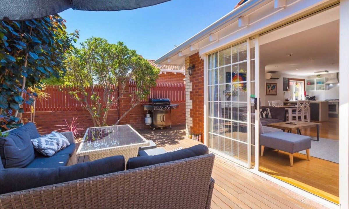 Scarborough Villa | Magic Location! 1km to Scarborough Beach!