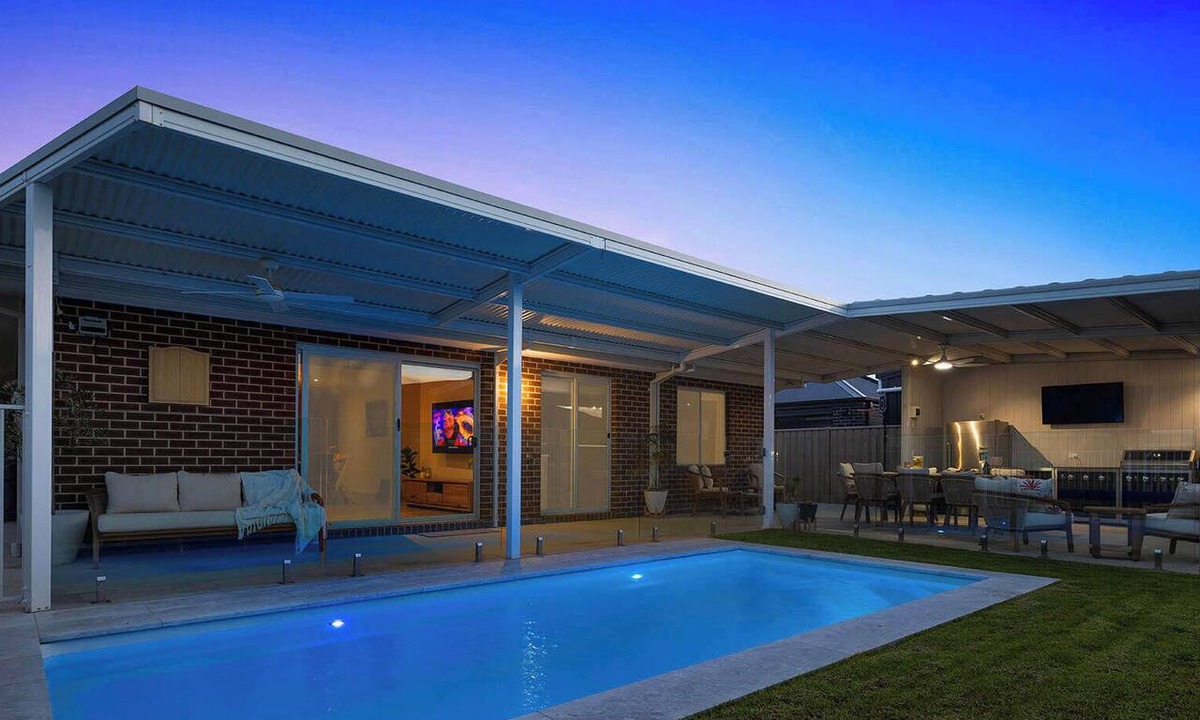 Echuca House | Maple House - Echuca Holiday Homes