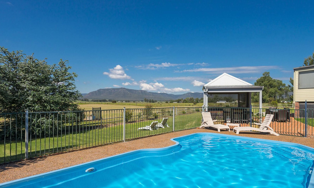 Broke House | Maranda Country Estate - 5 Bedroom House with Spa & Pool