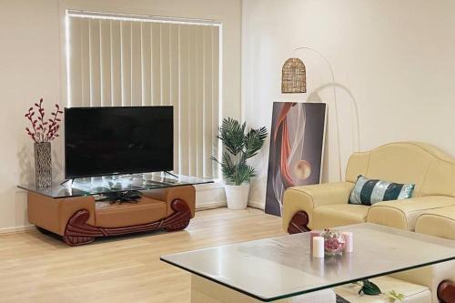 Maraylya Villa | MaraylyaBox hillGables Specious 5Br Sweet House