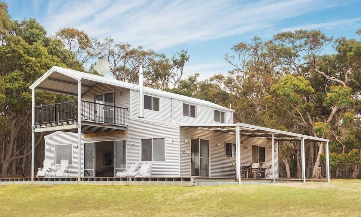 Rosa Glen House | Margaret River Farmhouse: Serene Bushland Getaway