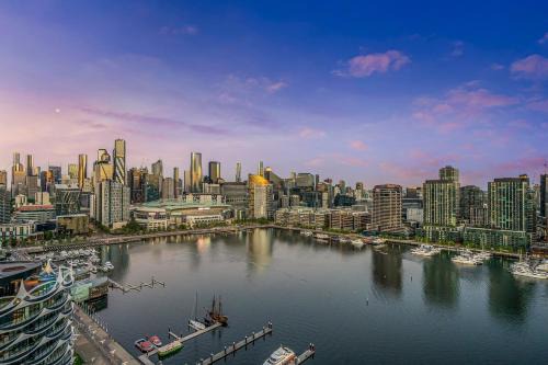 Docklands Apartment | Marina Tower 28FL Waterfront Appt, With Parking, Heated Pool, Gym & Library!
