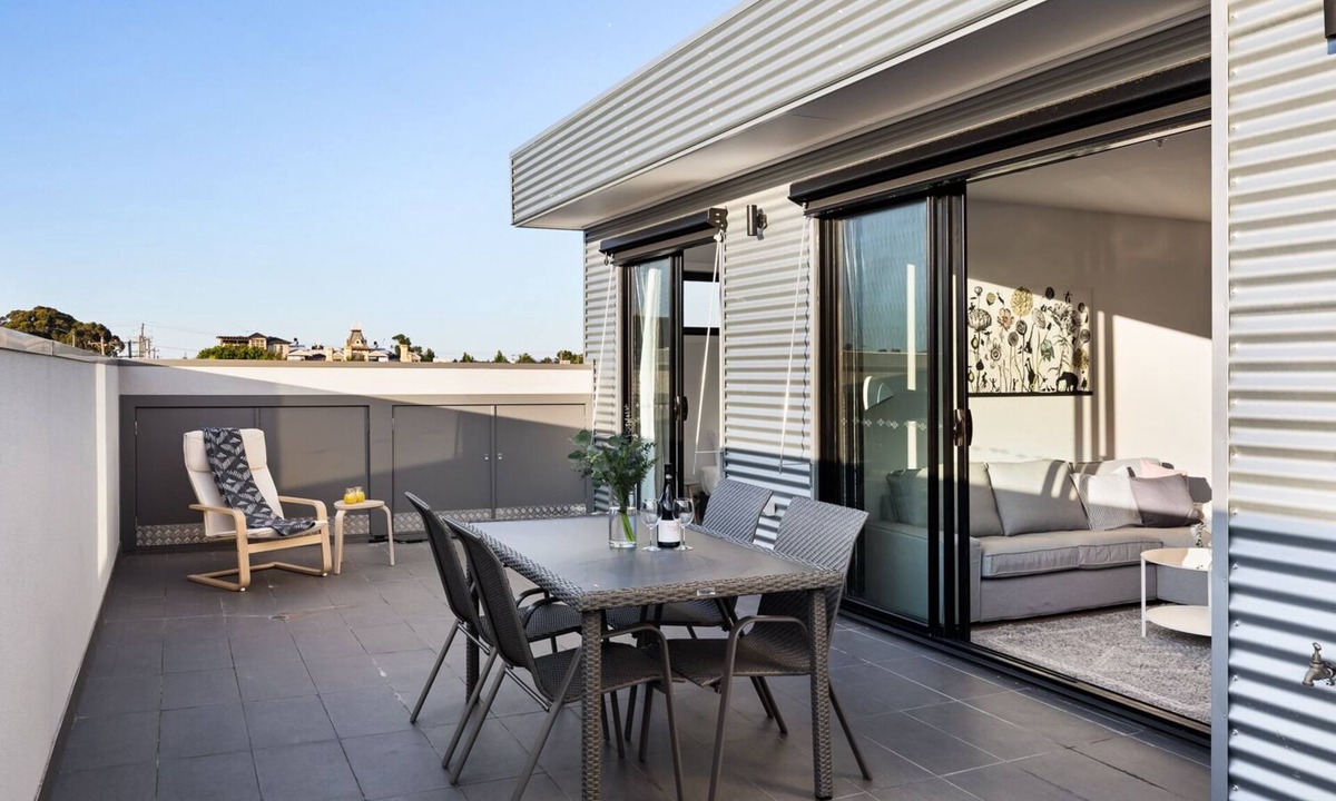 Essendon Apartment | Maximise Your Outdoor Living Experience in This Glorious 2 Bed 2 Bath Apartment
