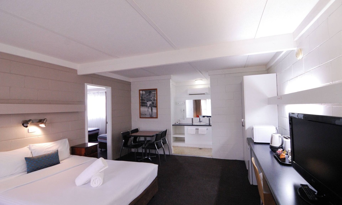 West Wyalong Hotel | Mayfair Motel