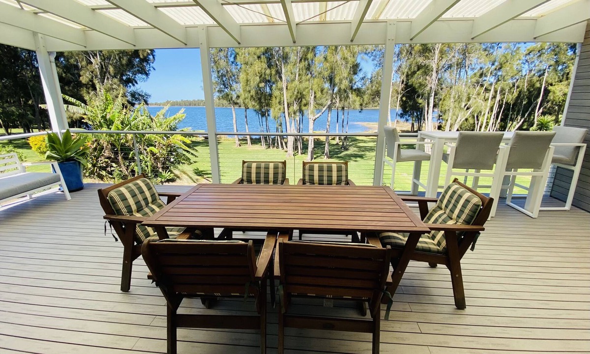 Dalmeny House | Memories Lakehouse at Dalmeny - pet friendly, waterfront, Sunday check out 3pm!