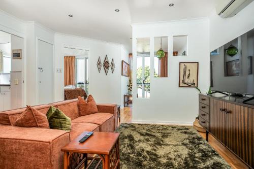 Kangaroo Point Apartment | Mid-Century Suite Kangaroo Point - 1BR Apartment, Walk to CBD, River & The Gabba