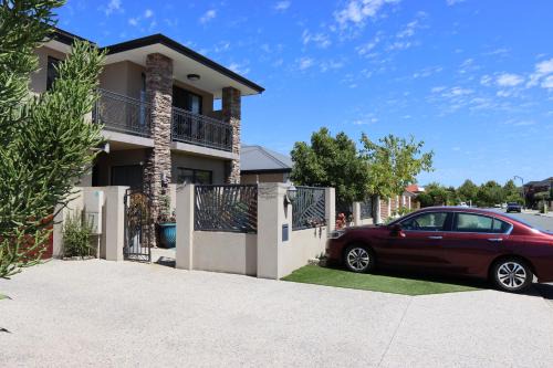 Stirling House | Midby's Elegant Guesthouse - 2 En-suite Rooms & 2 Rooms with Shared Bathroom