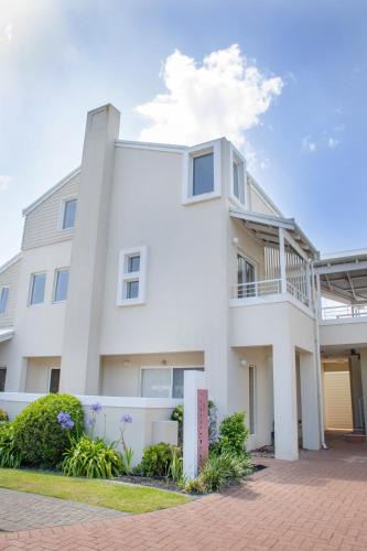 Middleton Beach House | Midd's on the Beach - luxury beach front apartment