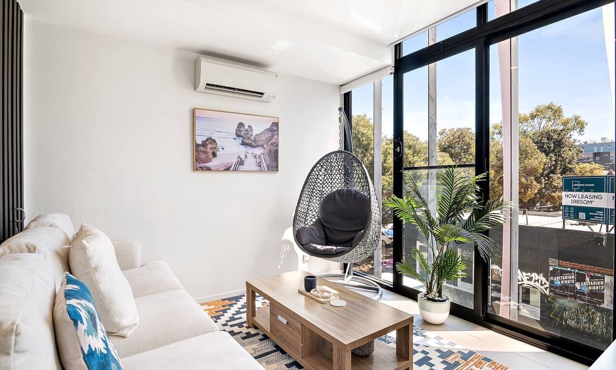 Saint Kilda South Apartment | Modern 2-Bedroom Retreat Minutes from St Kilda