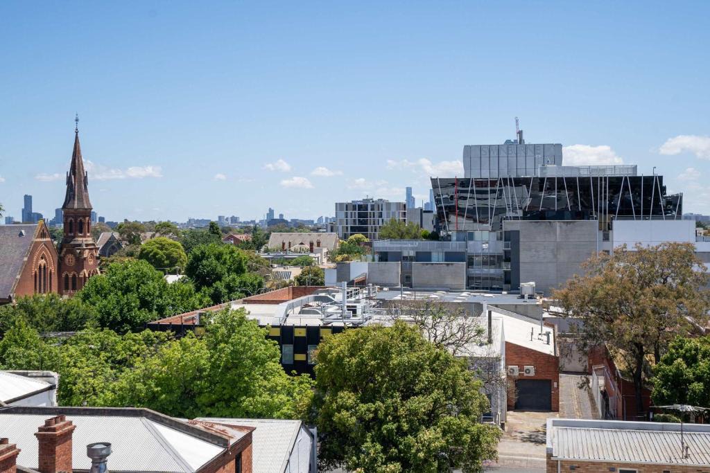 Hawthorn Apartment | Modern 2B Apt with Views Near Swinburne University