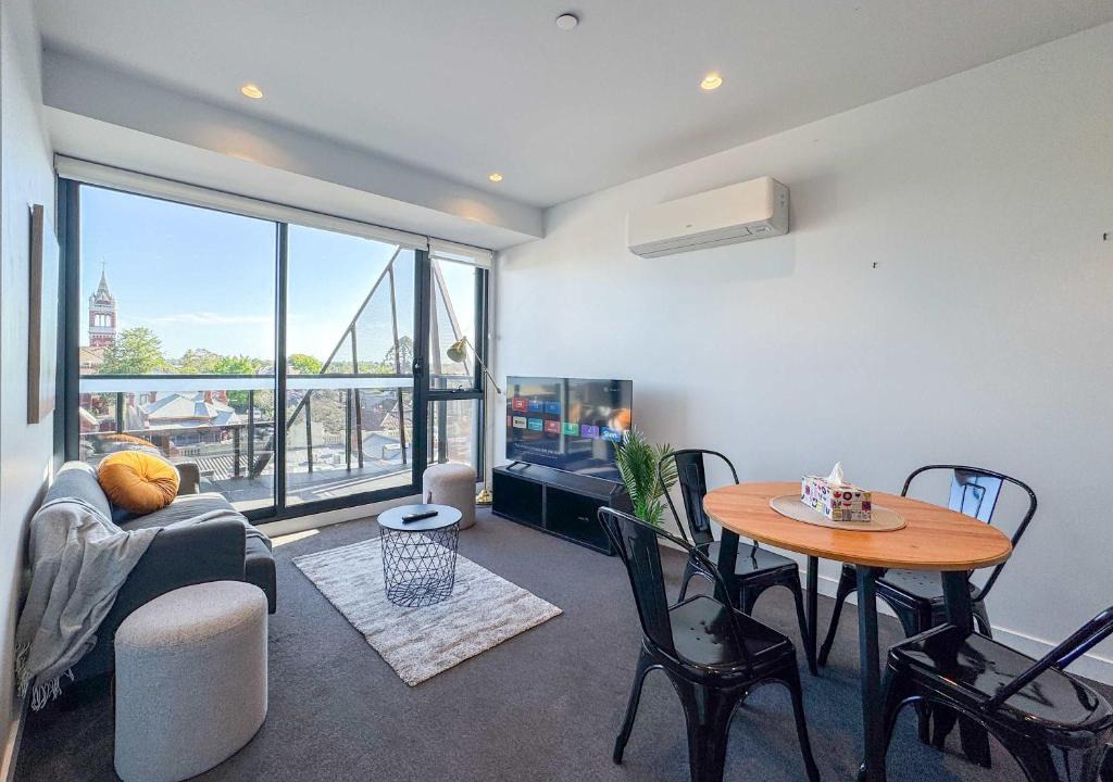 Hawthorn Apartment | Modern 2B Apt with Views Near Swinburne University