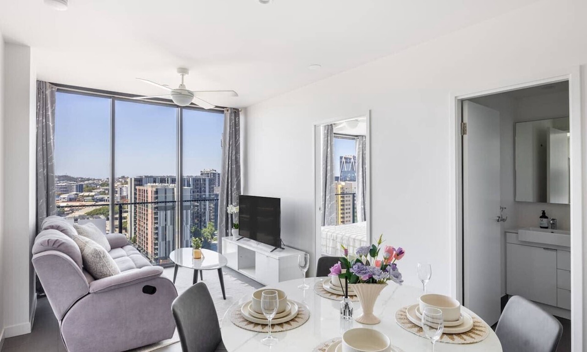 Fortitude Valley Apartment | Modern 2BR Apt City Views & Resort-Style Living