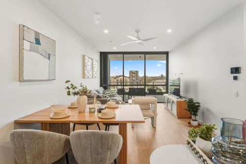 Toowong Apartment | Modern 2BR Apartment on Coronation Drive, Toowong