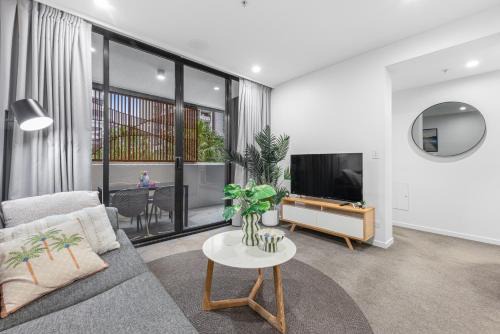 Woolloongabba Apartment | Modern 2BR Apartment Pool South City Square