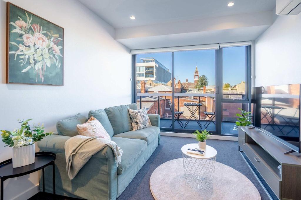 Hawthorn Apartment | Modern 2BR Apartment with Smart TV and Views