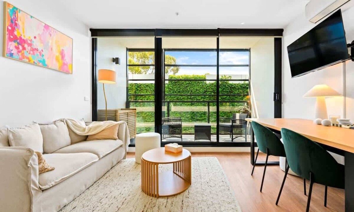Cremorne Apartment | Modern 2BR Apt next to Gosch's Paddock w parking!