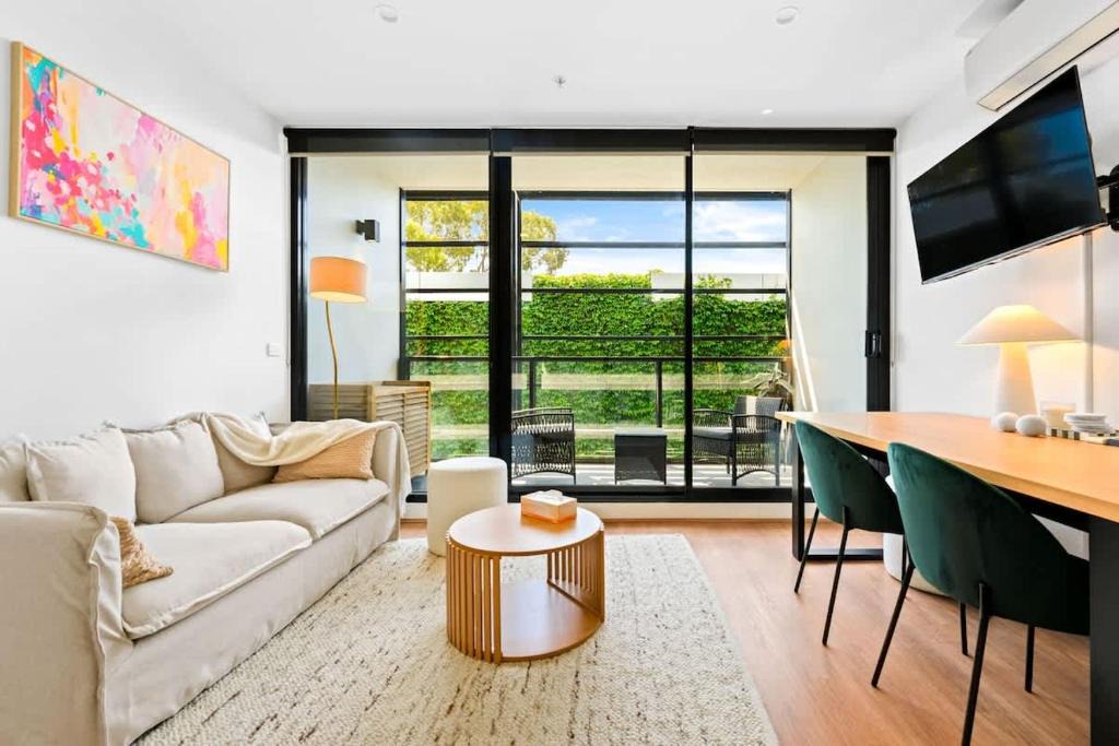 Cremorne Apartment | Modern 2BR Apt next to Gosch's Paddock w parking