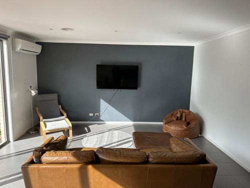 Craigieburn House | Modern 3 bed 2 bath house, parking and outdoor space