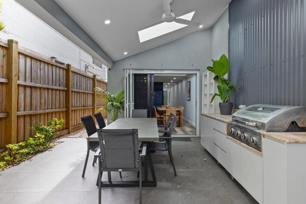 Glebe Apartment | Modern 3BR with Alfresco dining & Garage