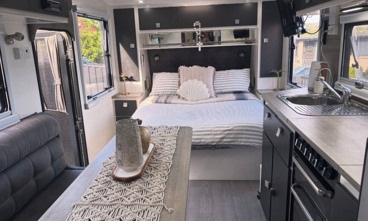 Norwood House | Modern 4 berth van with hot tub. 5 min to CBD.