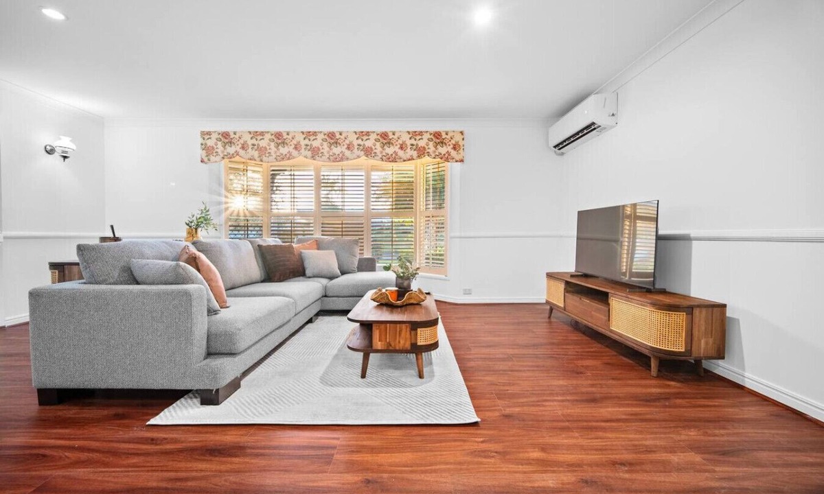 Robertson House | Modern 4B Family-Friendly Home in Robertson QLD