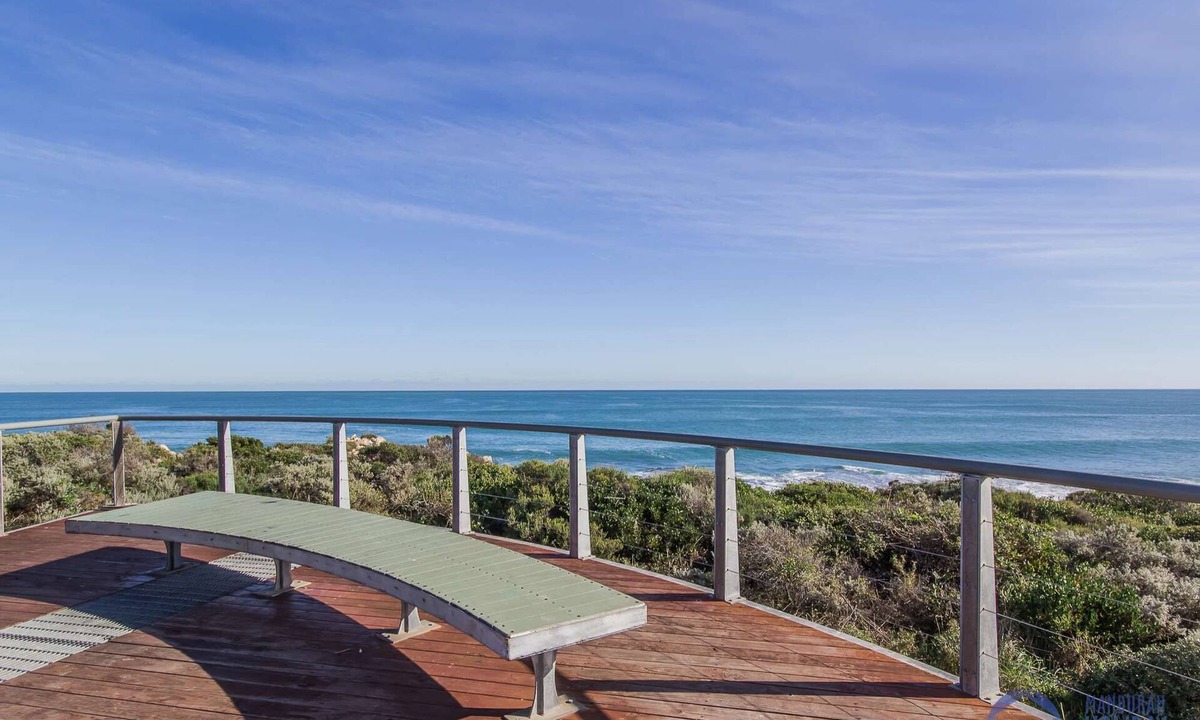 Halls Head House | Modern 4BR Halls Head holiday home close to all amenities
