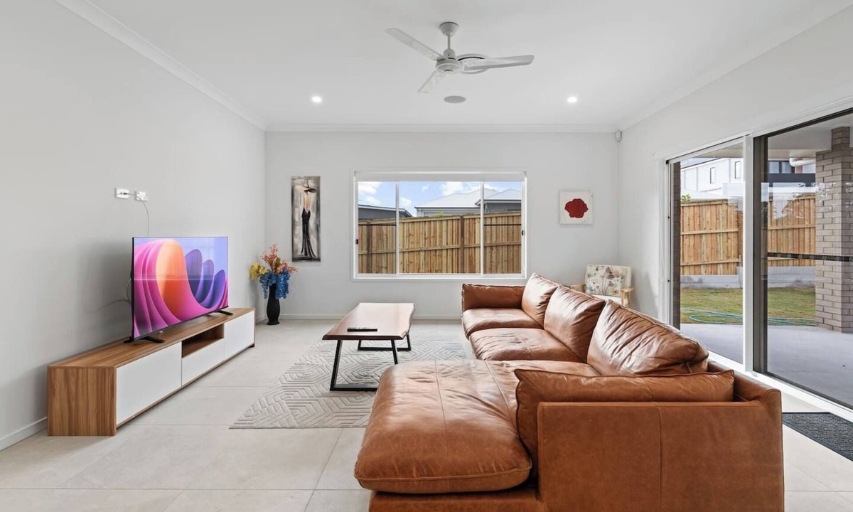 Park Ridge House | Modern 5BR Home in Peaceful Park Ridge Estate