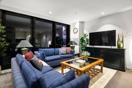 Southbank House | Modern Asian Gem 3BR - Pool, Gym & 2 Free Parking