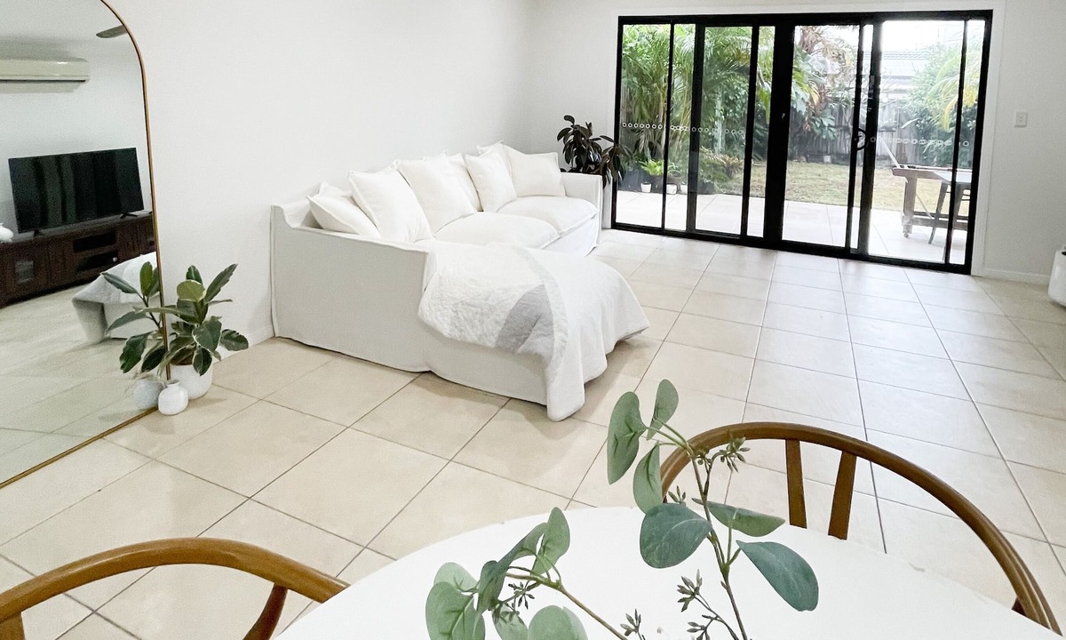 Palm Beach House | Modern Beach Home - 400m from Beach & 300m from talle creek!