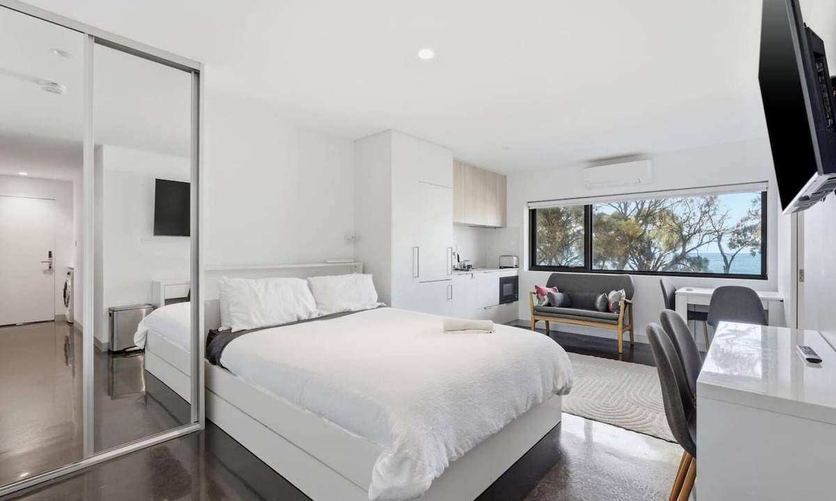 Blackmans Bay Apartment | Modern Beachside Studio