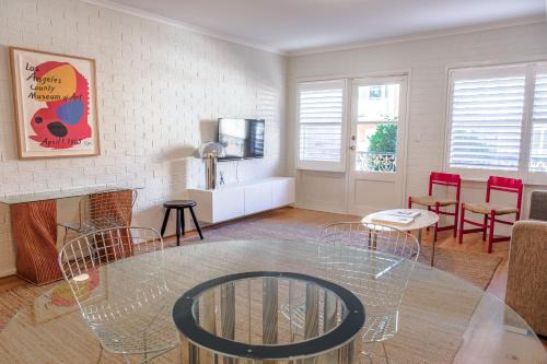 Reid Apartment | Modern Boutique CBD 2BR 1st Floor Apt