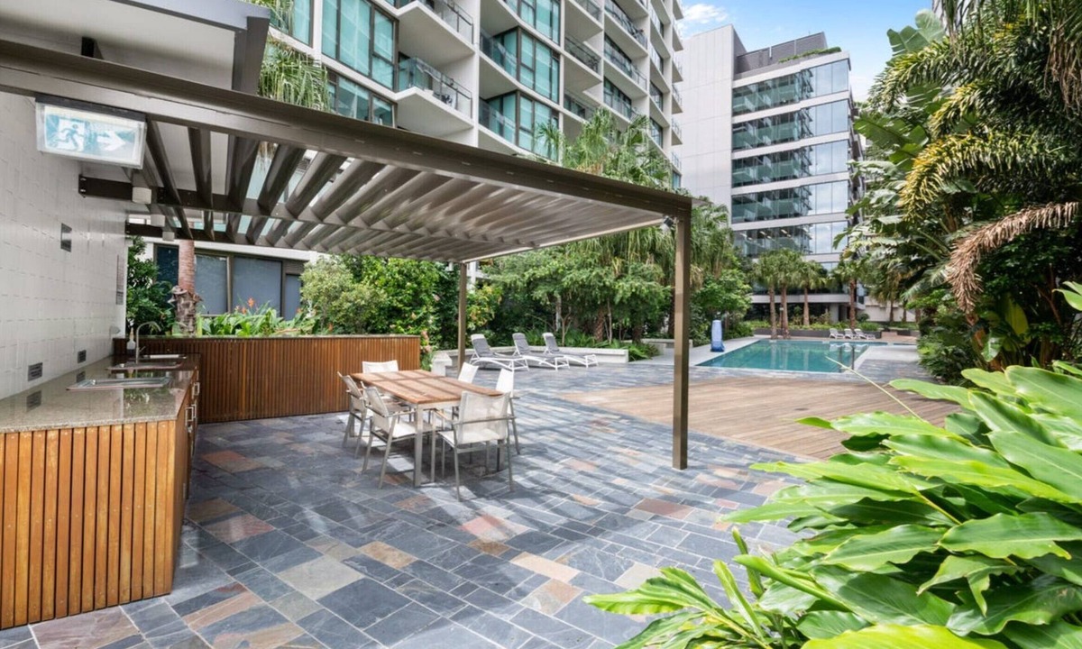 Newstead Apartment | Modern City View Apt Parking Pool Wifi for Business & Leisure