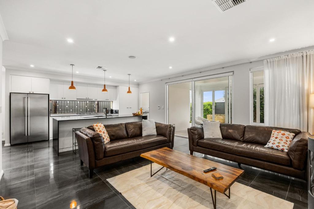 Jindalee Apartment | Modern Coastal Haven, Walk to Eden Beach & Shops