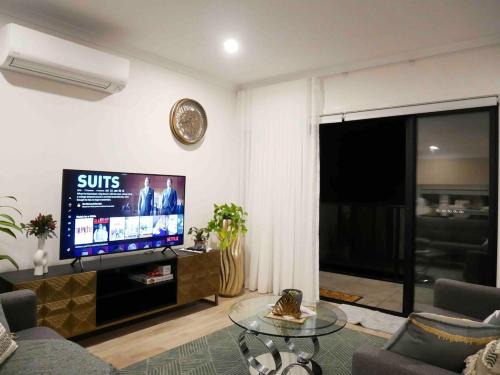 Pakenham House | Modern Cozy Townhome with Balcony at Central Location