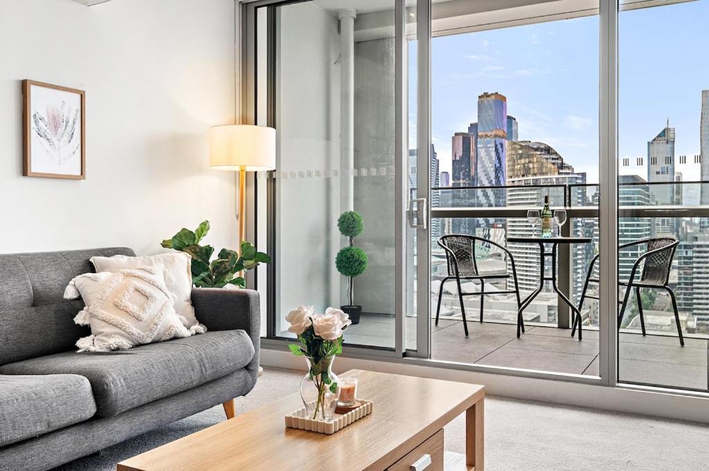 Docklands Apartment | Modern Docklands 2B1B APT - City View , Pool, Gym, Free Parking