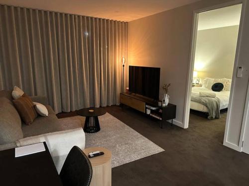 Griffith Apartment | Modern Griffith Apartment