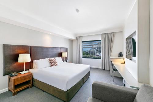 Darwin City Centre Apartment | Modern Harbour Retreat with Sweeping Views Pool