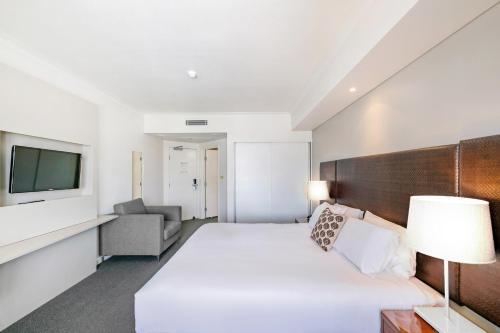 Darwin City Centre Apartment | Modern Harbour Retreat with Sweeping Views Pool
