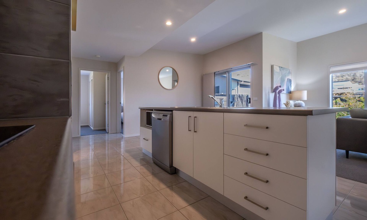 Bicheno House | Modern Holiday House - 800m to Redbill Beach